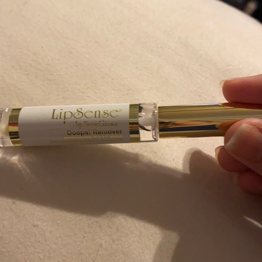 LipSense. Oops Remover.